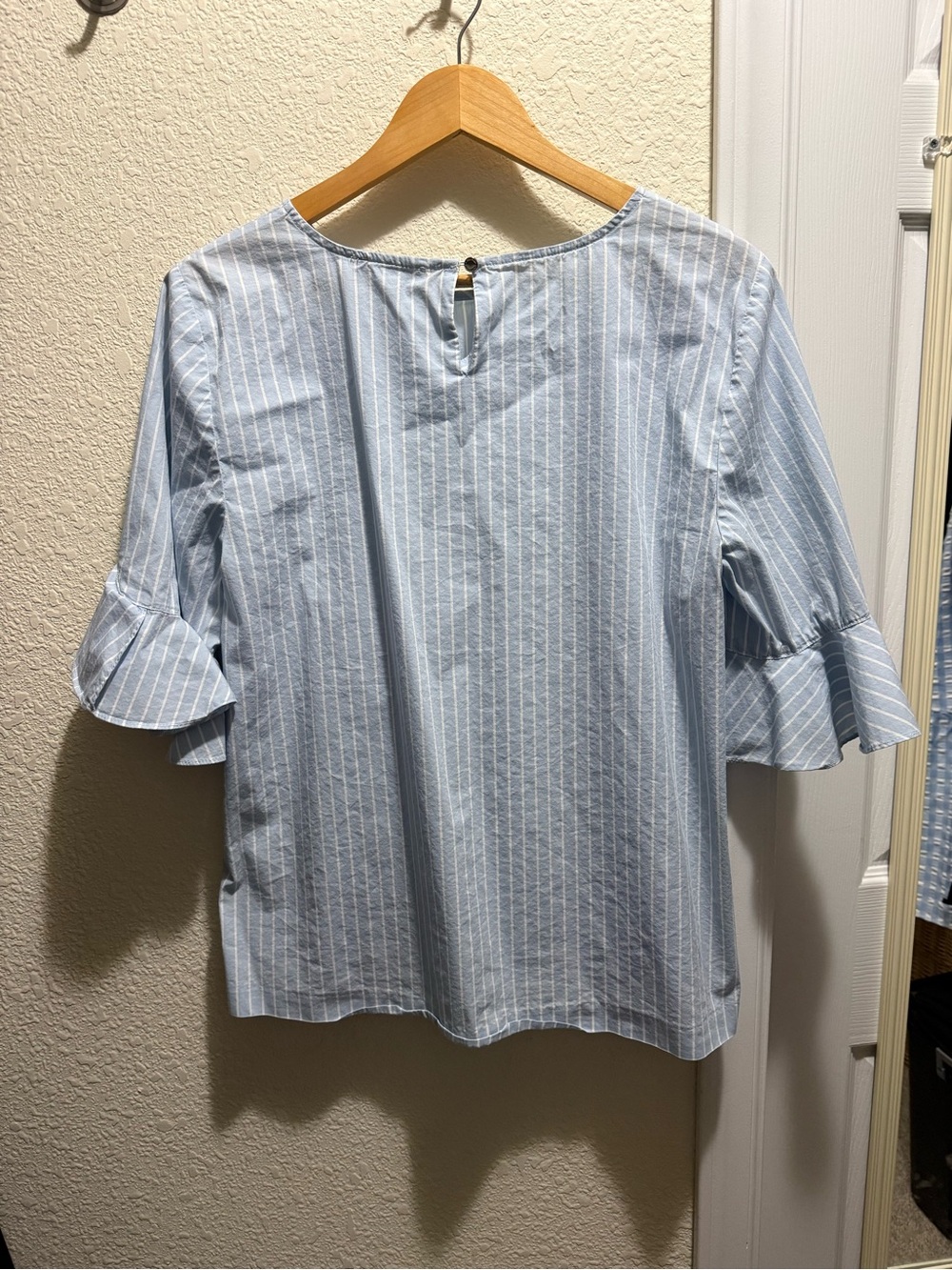 Calvin Klein Light Blue Pinstripe Ruffle Sleeve Blouse Preppy - Picture 4 of 4